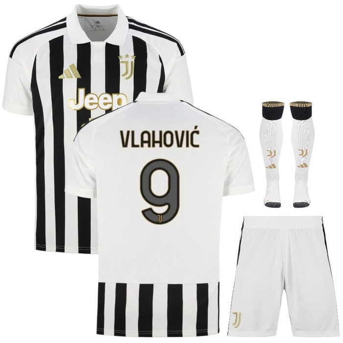 Kit Enfant Juventus Vlahovic 2026 2027 Pas Cher - 90+3 | Maillot de Foot Enfant Pas Cher 2026 2027